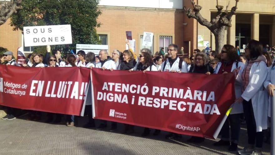 Una setantena de metges es concentren al Trueta i van fins a la Generalitat