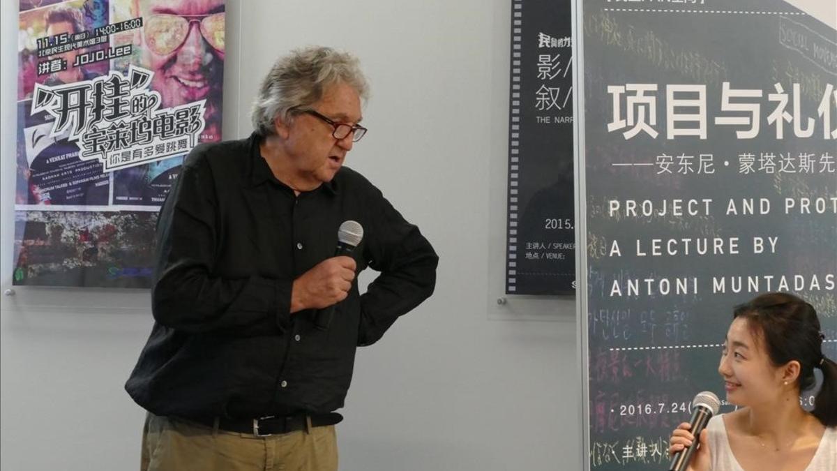 El artista catalán Antoni Muntadas, presentando en Pekín su exposición 'Asian Protocols'.