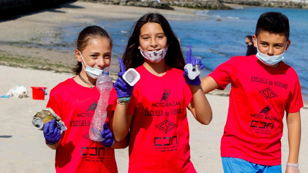 Los niños hicieron un exhaustivo recorrido del arenal para encontrar desperdicios.