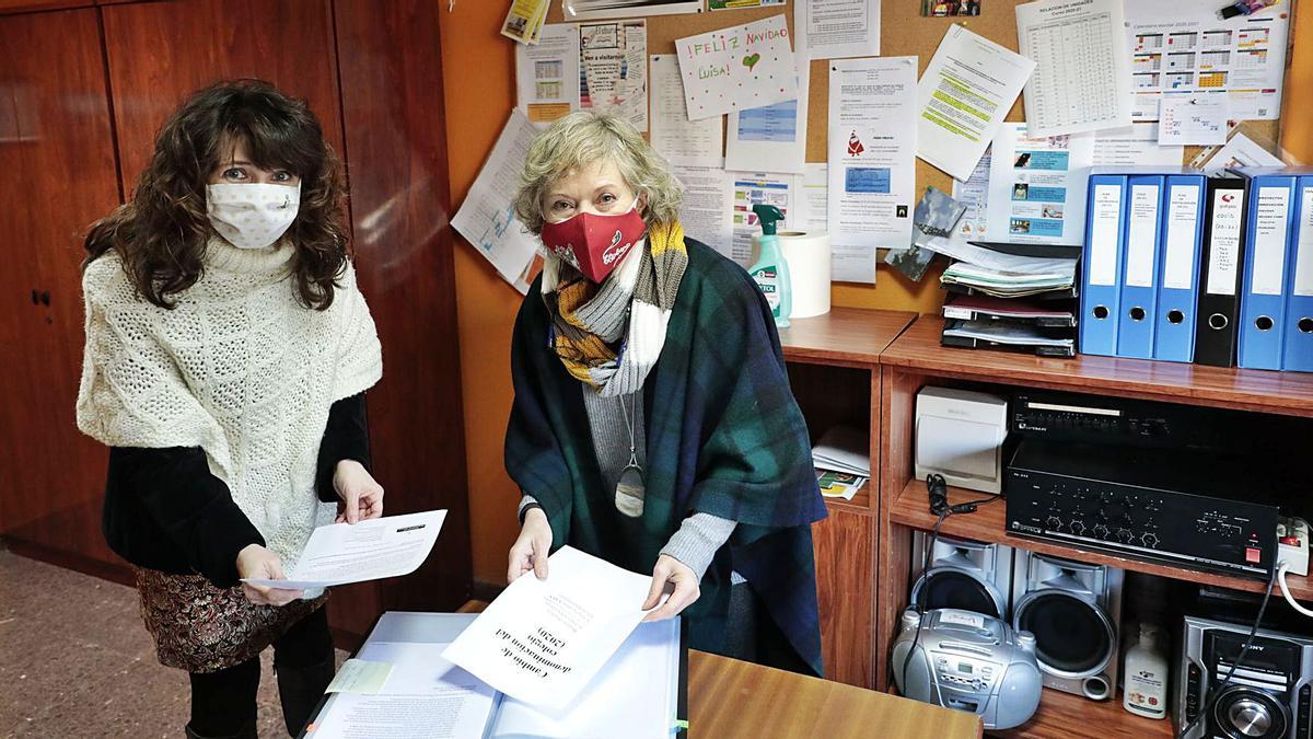 Laura Gil (a la izquierda) y Luisa María Lendinez resuelven papeleo por el cambio de nombre de Elisburu a Pumarín. |  MARCOS LEÓN