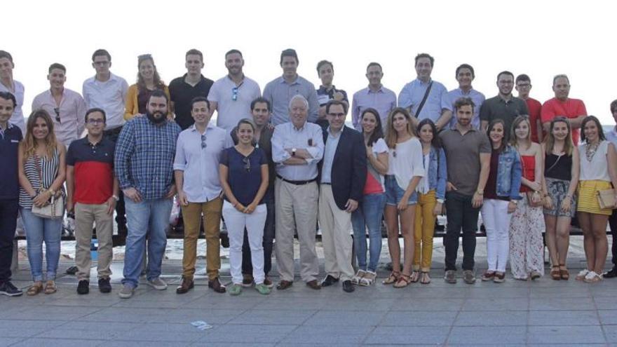 Encuentro de García-Margallo con jóvenes en Torrevieja.