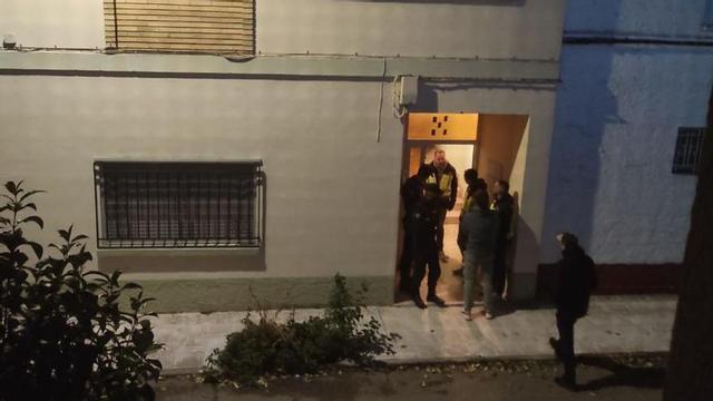 Uno de los registros domiciliarios se llevó a cabo en el número 2 de la calle Pino, en Ontinar de Salz. | EL PERIÓDICO
