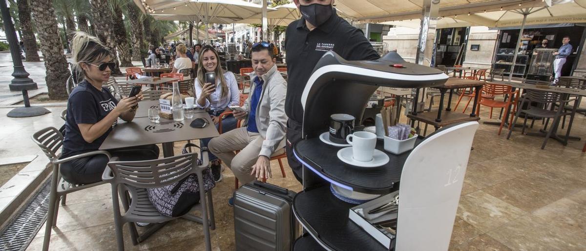 Robots cambrers per esquivar la falta de personal: la idea dels restaurants a Alacant