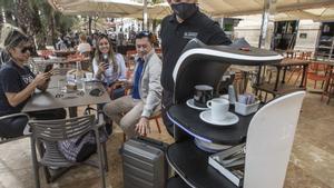 Robots cambrers per esquivar la falta de personal: la idea dels restaurants a Alacant
