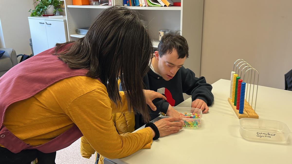 Una educadora de Sant Tomàs treballa l'estimulació cognitiva amb l'Ernest