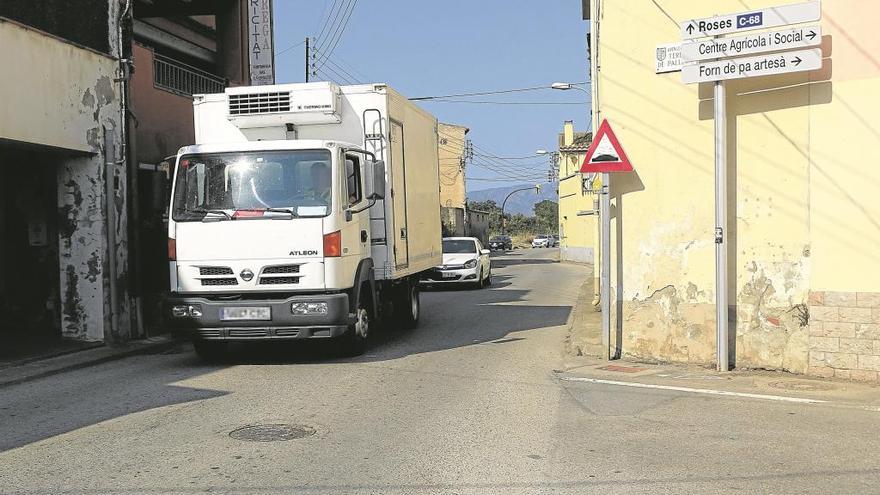 La travessia urbana de Fortià, utilitzada per tot tipus de vehicles.