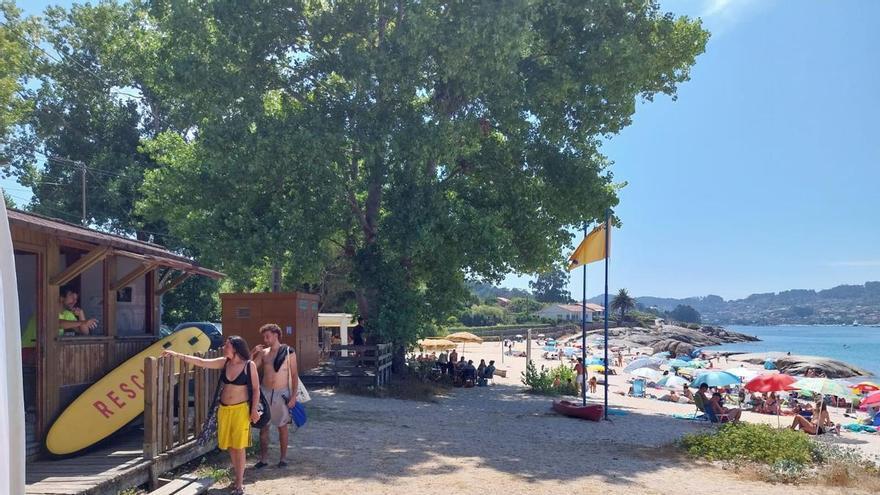 Bandera amarilla en la playa de Menduíña, en Cangas, por un vertido de fecales procedente de la red de saneamiento