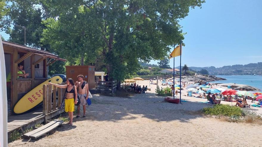 Bandera amarilla en la playa de Menduíña, en Cangas, por un vertido de fecales procedente de la red de saneamiento