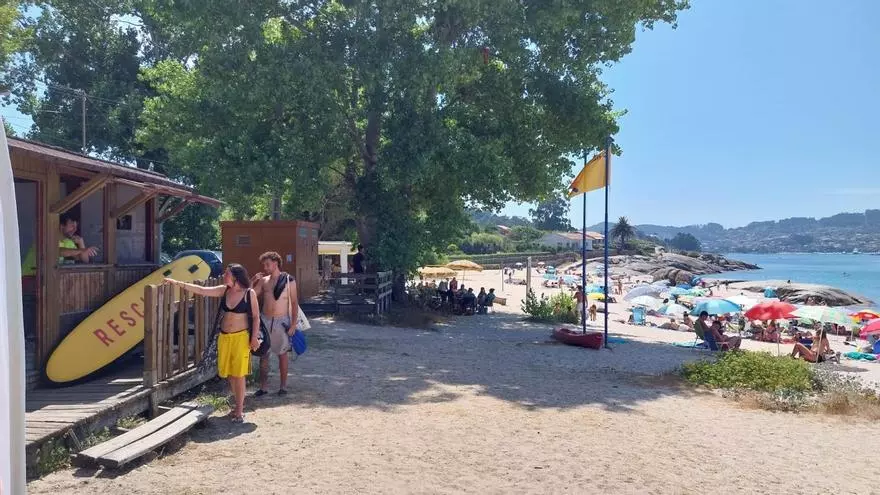 Bandera amarilla en la playa de Menduíña, en Cangas, por un vertido de fecales procedente de la red de saneamiento