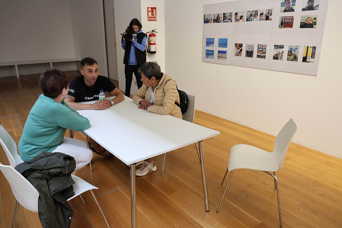 Uno de los alumnos internos en A Lama dialoga con asistentes a la exposición