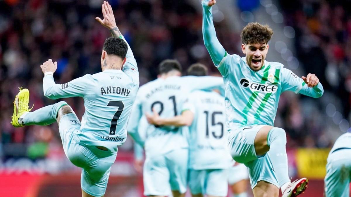 Antony y Abde celebran un gol del Betis