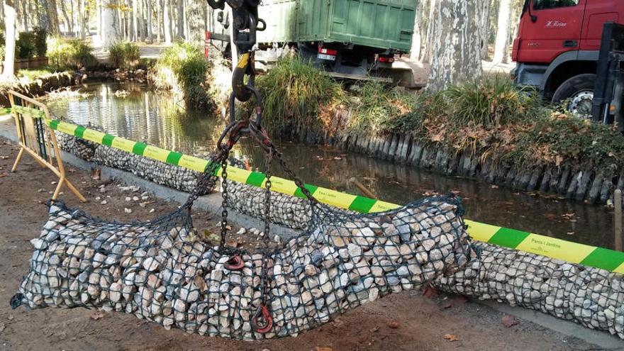 Girona restaurarà els talussos del canal d&#039;aigua que envolta els jardins de la Devesa