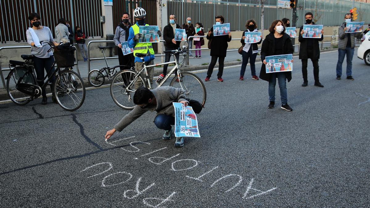 Protesta de padrfes e hijos en Via Augusta, el 29 de enero