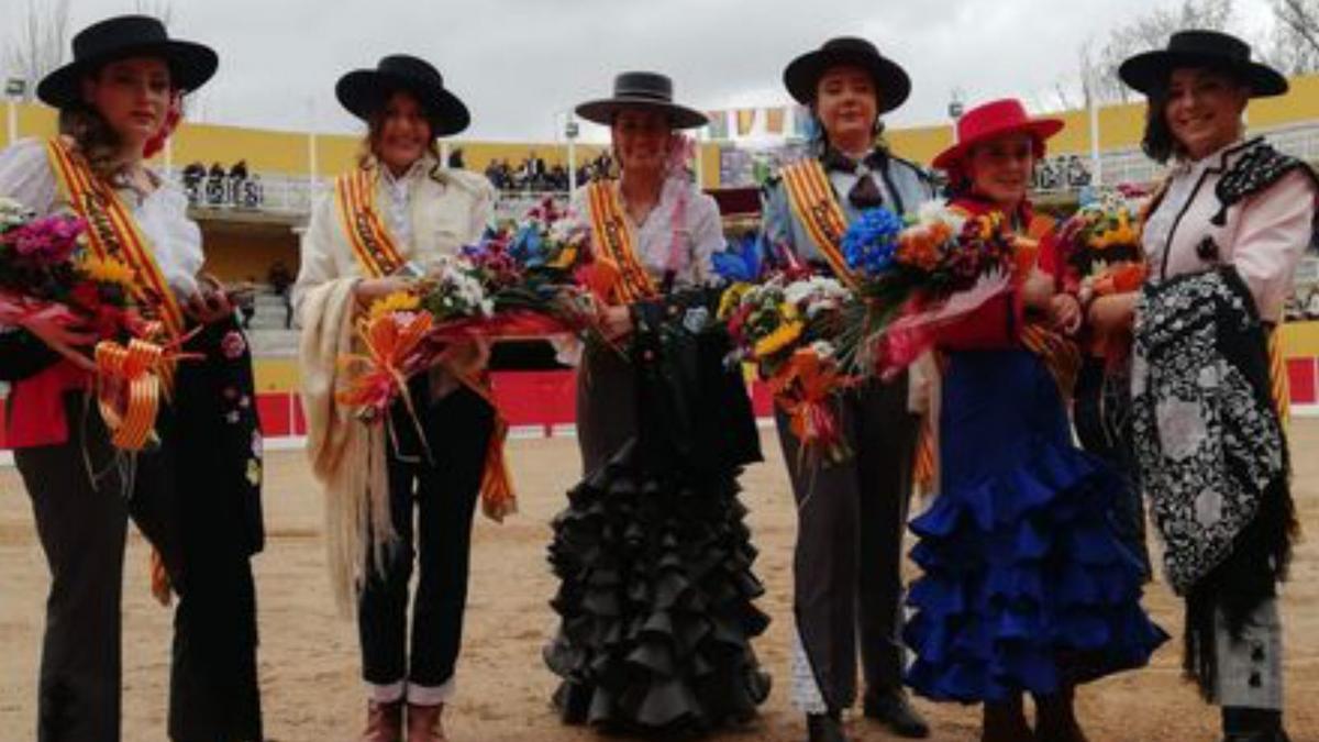 Las reinas de fiestas en el ruedo.