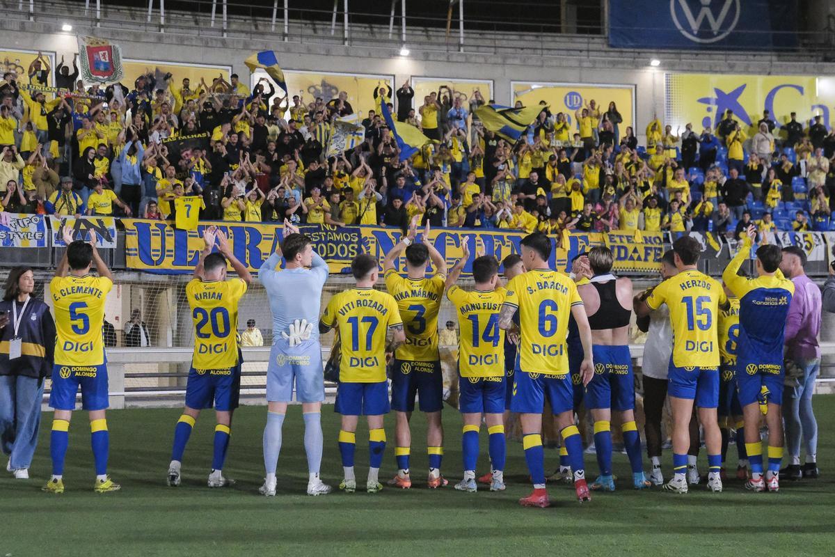 Comunión afición-equipo tras la victoria ante el Leganés