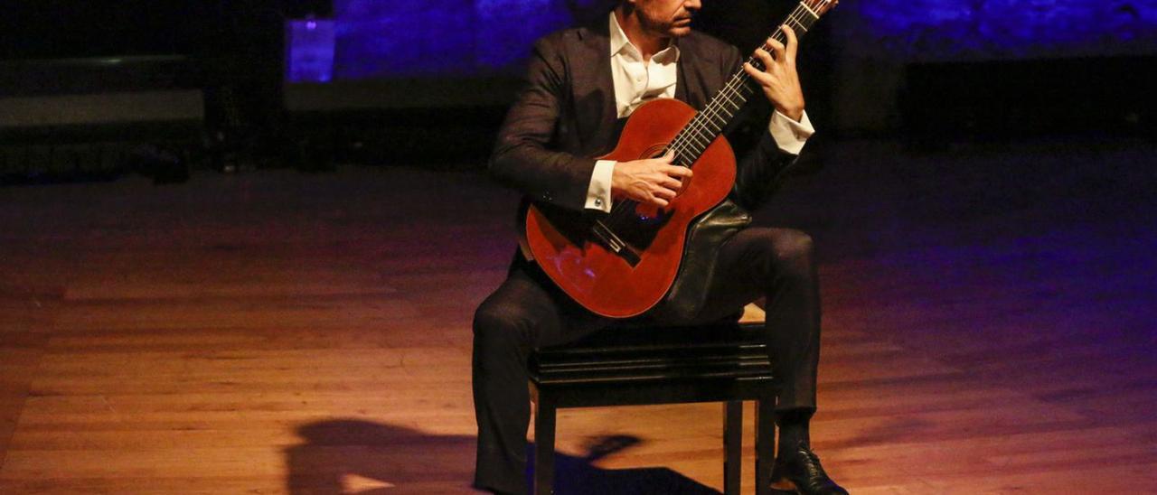 El “viaje” del guitarrista Pablo Sáinz-Villegas enamora al Auditorio - La  Nueva España