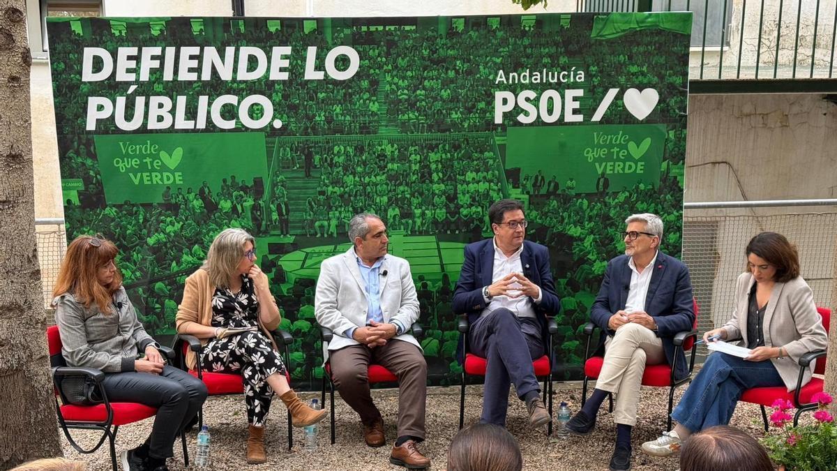El secretario general del PSOE de Madrid, Óscar López, en un acto en Álora, junto al secretario provincial del PSOE y candidato socialista por Málaga a las elecciones andaluzas, Josele Aguilari y al alcalde de Álora, Francisco Jesús Martínez Subires.