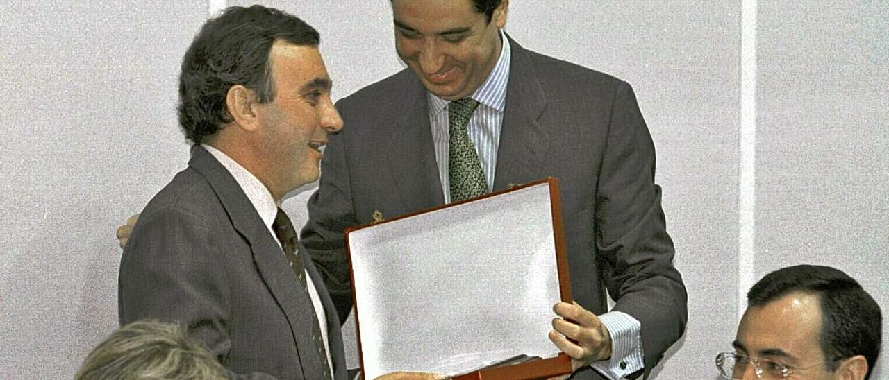 Zaplana entrega un premio a su amigo y presunto testaferro Joaquín Barceló, en 1998.  | EFE/J.G.MORELL