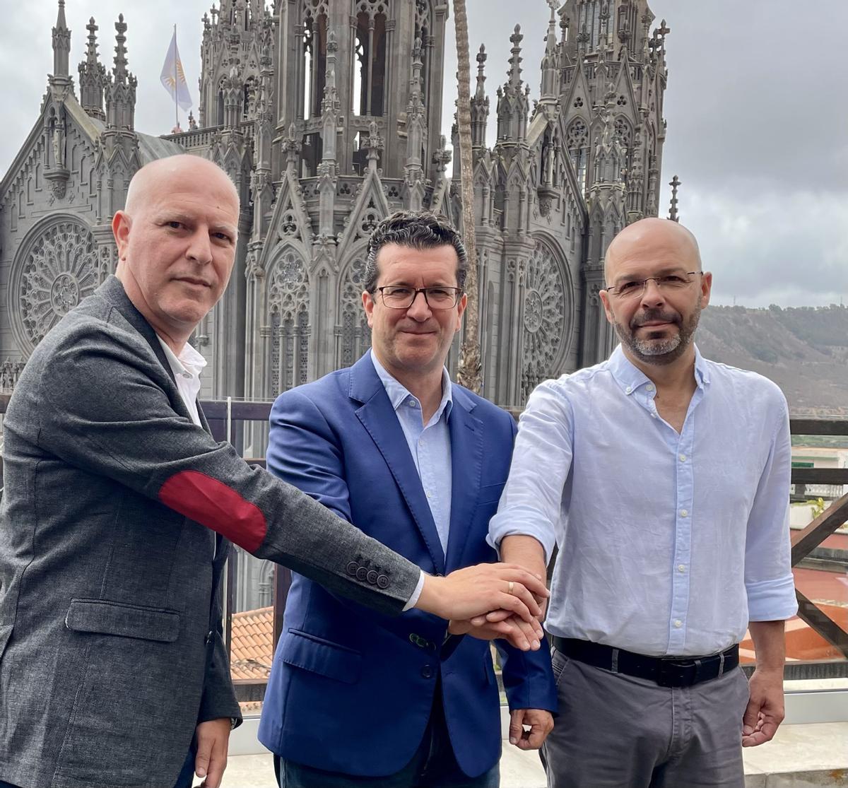 Guerra, Facundo y Marcelo, en la terraza del hotel Emblemático de Arucas con la iglesia de San Juan al fondo.