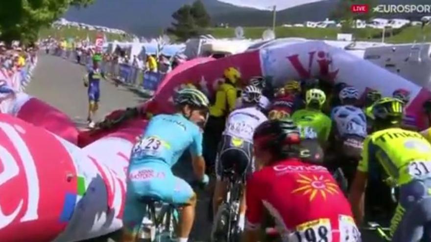 El cartel hinchable del último kilómetro se cae en plena etapa y bloque el paso a los favoritos del Tour