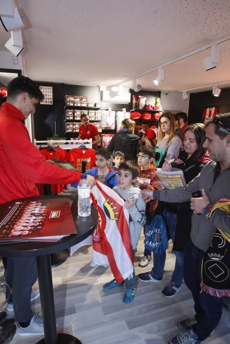 Bonou i Lozano firmen autògrafs als aficionats a la botiga de Montilivi