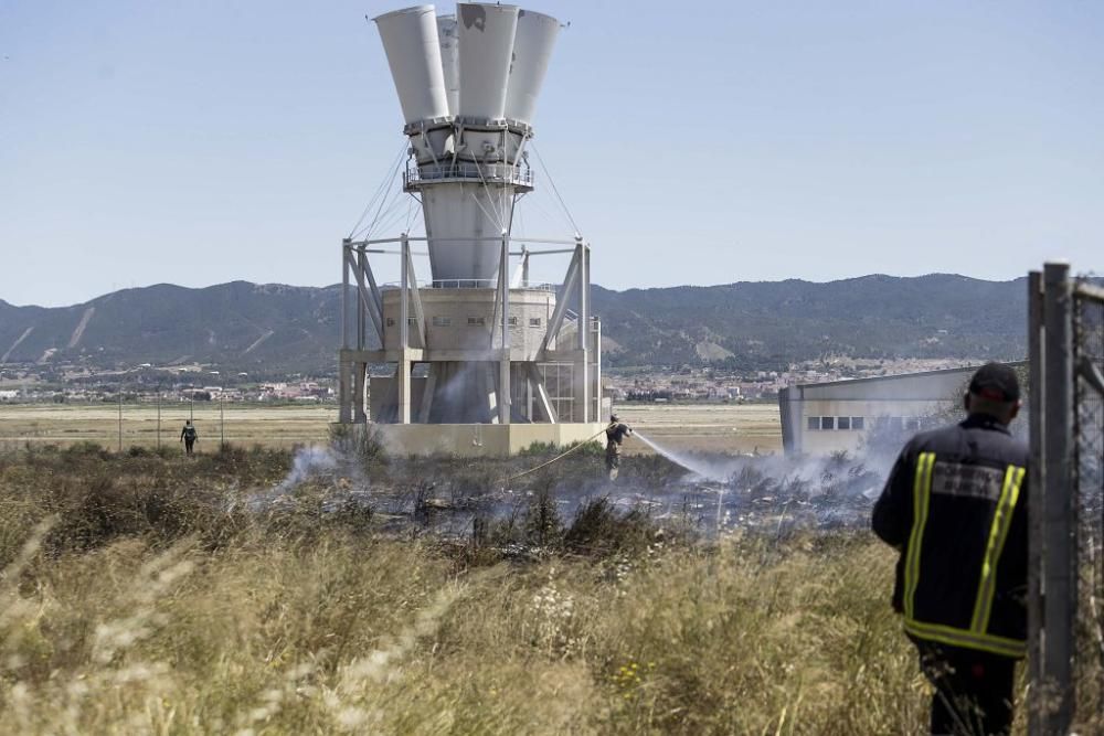 Se incendia un desguace junto a la Base Aérea de Alcantarilla