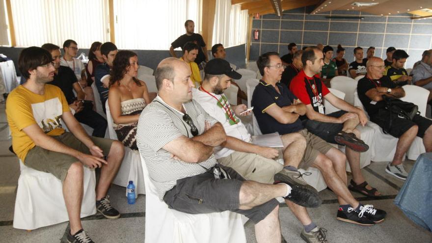 Los congresistas, en una reunión de ayer.