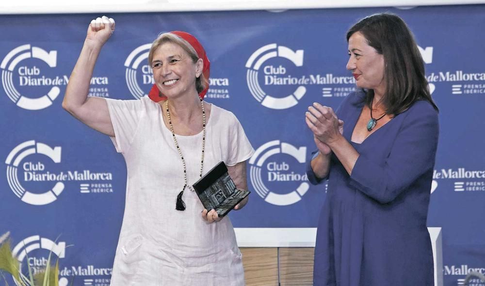 La presidenta Francina Armengol fue la última autoridad que subió al estrado del Club para entregar su galardón al activismo social a Maria Antònia Oliver, presidenta de Associació Memòria de Mallorca.