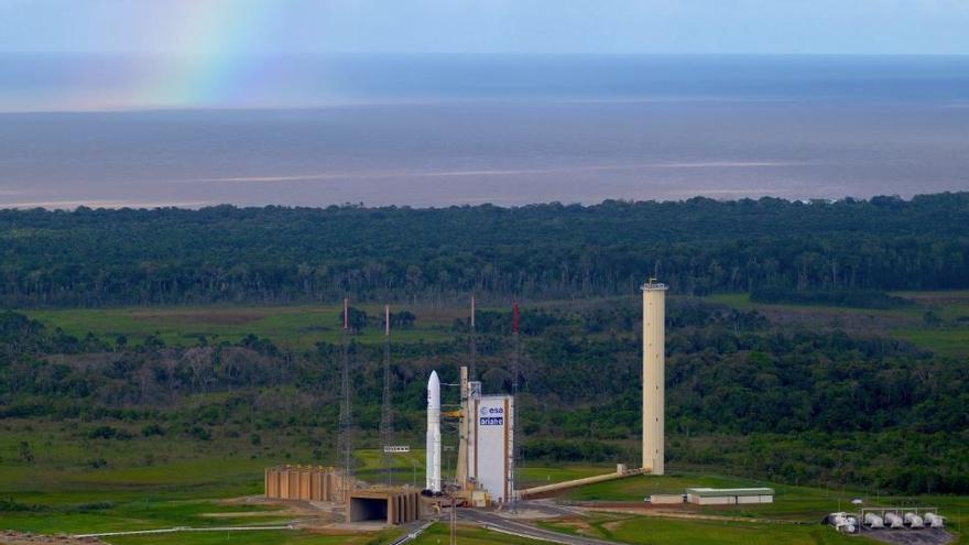 Ariane 5 con la sonda JUICE en la plataforma de lanzamiento