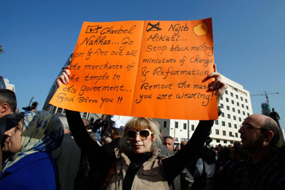 Una dona mostra una pancarta durant una vaga de professors a Beirut (Líban).