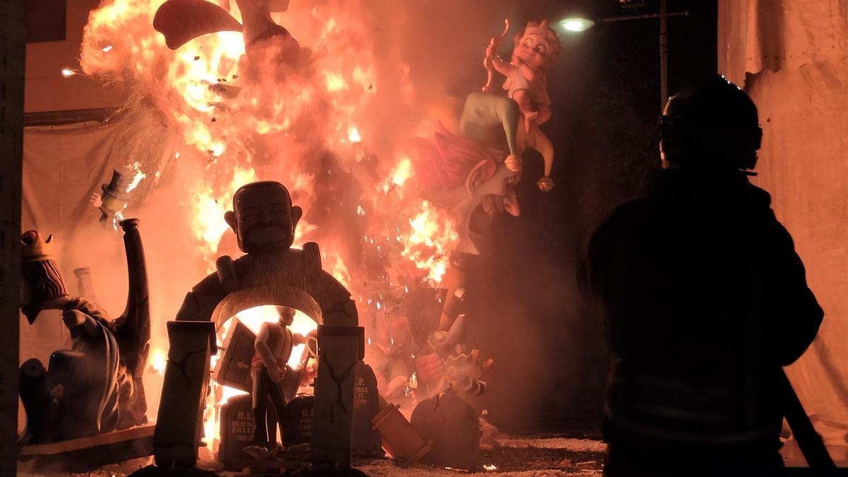 Cremà de la Falla Sant Josep 'Raval' de Gandia.