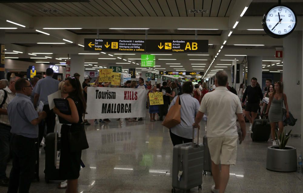 Protesta en el aeropuerto para denunciar "que el turismo mata a Mallorca"