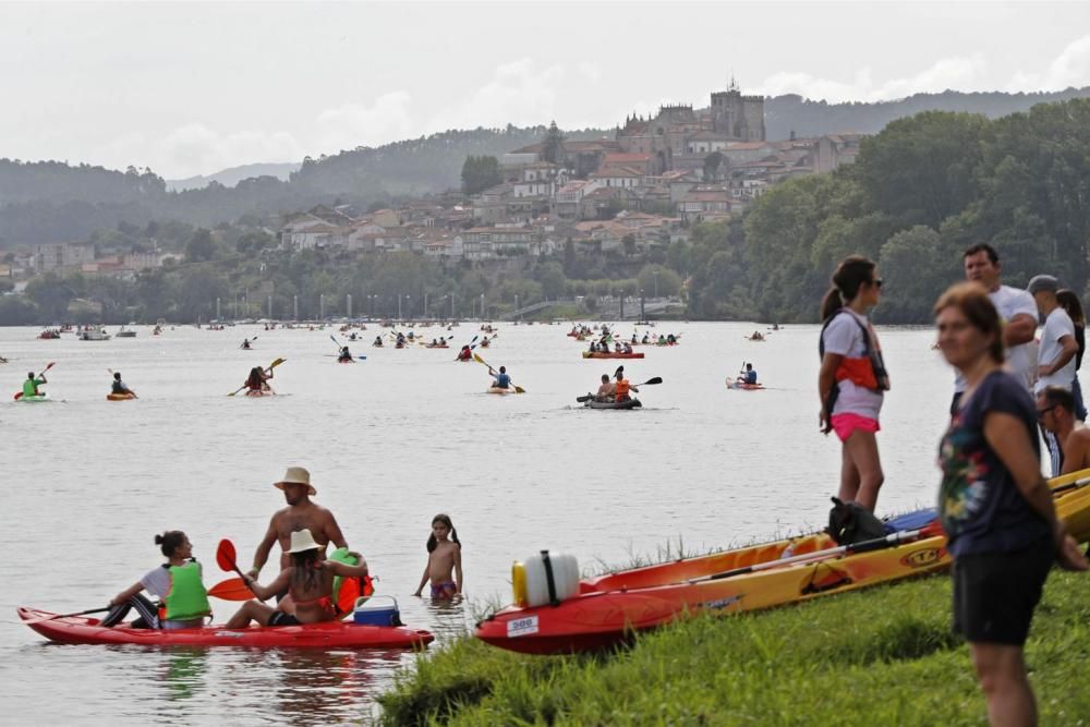 Lucha titánica para mansar el río Miño. // José Lores