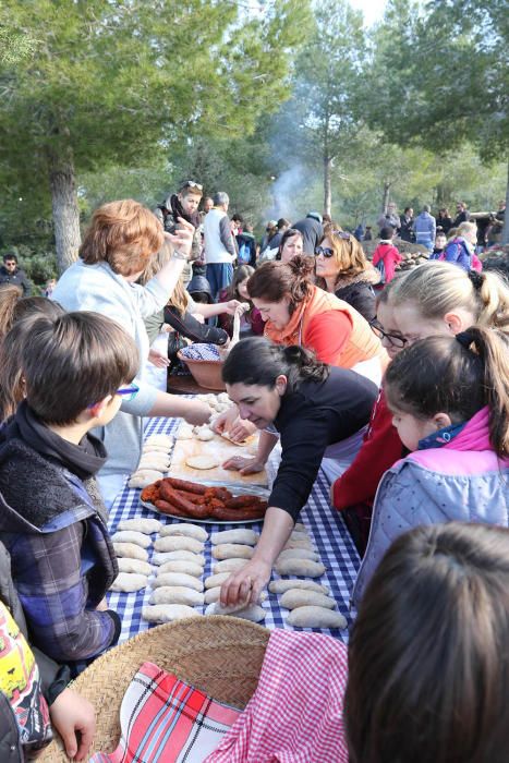 Los colegios de Sant Antoni inauguraron ayer esta fiesta al aire libre que continúa todo el fin de semana.