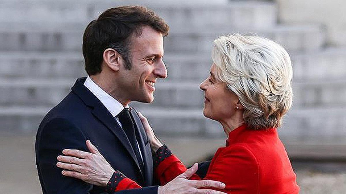 El presidente francés, Emmanuel Macron, junto a la presidenta de la Comisión Europea, Ursula von der Leyen.