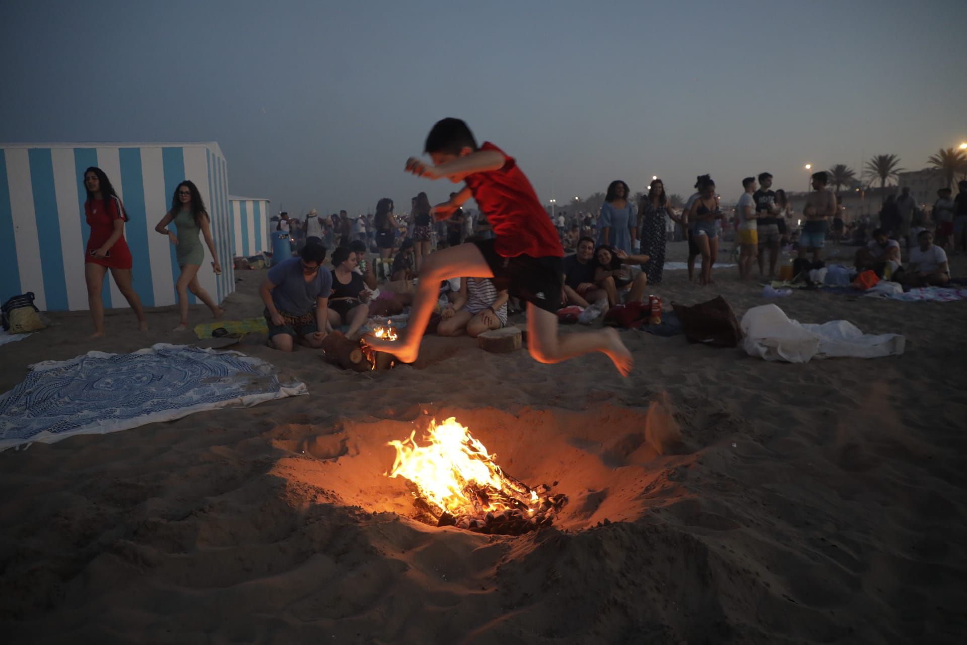 València inunda sus playas en el primer San Juan poscovid