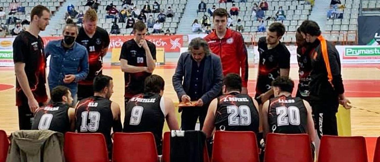 Nacho Galán dando instrucciones durante un tiempo muerto. | Círculo Gijón