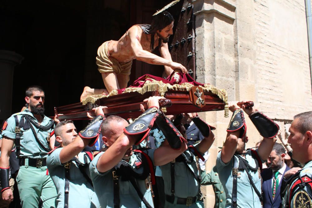 Entre una multitud de devotos se ha iniciado el Miércoles Santo de Antequera, en el que el Tercio Gran Capitán 1º de la Legión de Melilla ha realizado el ya traslado del Señor del Mayor Dolor