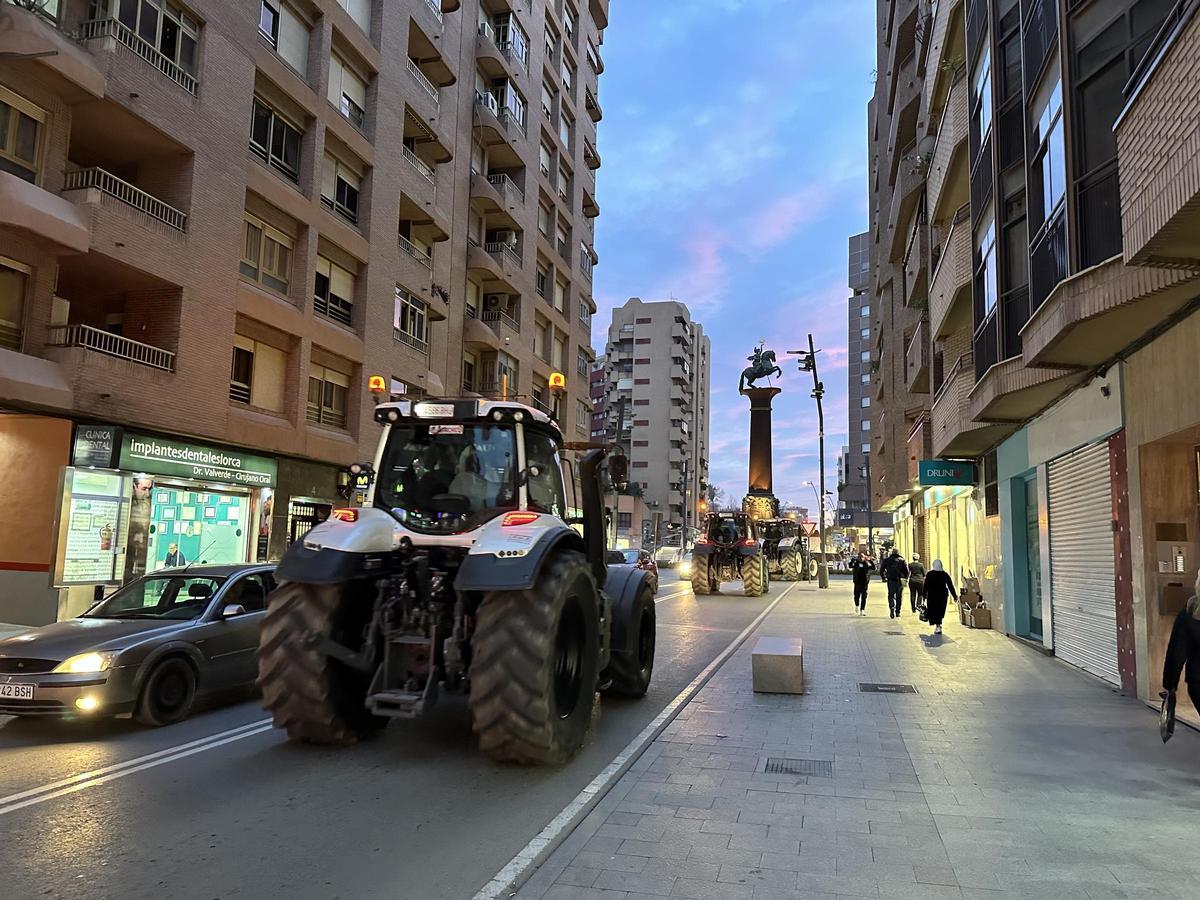 Tractores por la avenida Juan Carlos I, esta tarde.