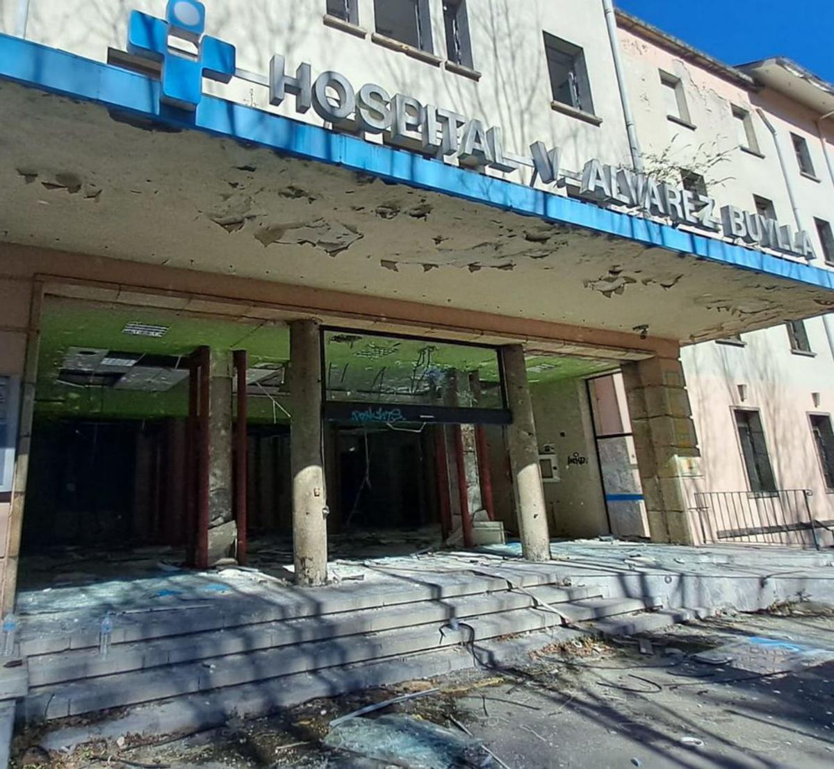 Estado actual del acceso principal al viejo hospital V. Álvarez-Buylla. | D. M.