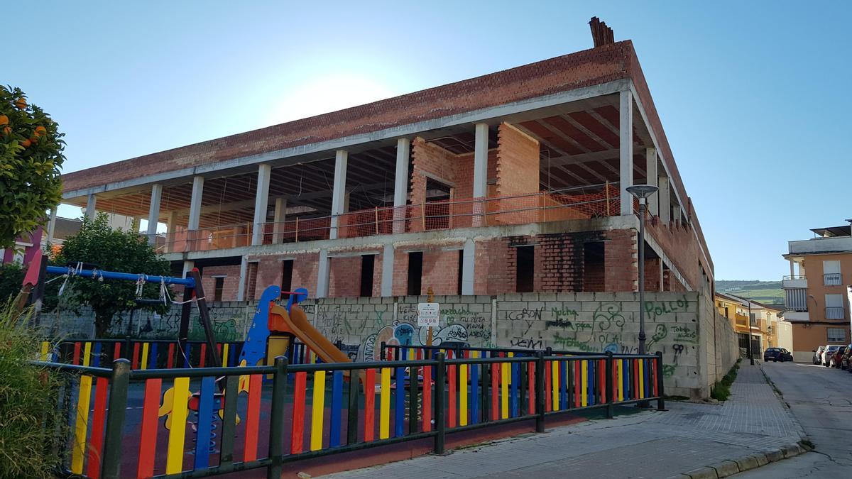 Edificio de la Seguridad Social en Lucena, cuyas obras están paralizadas.