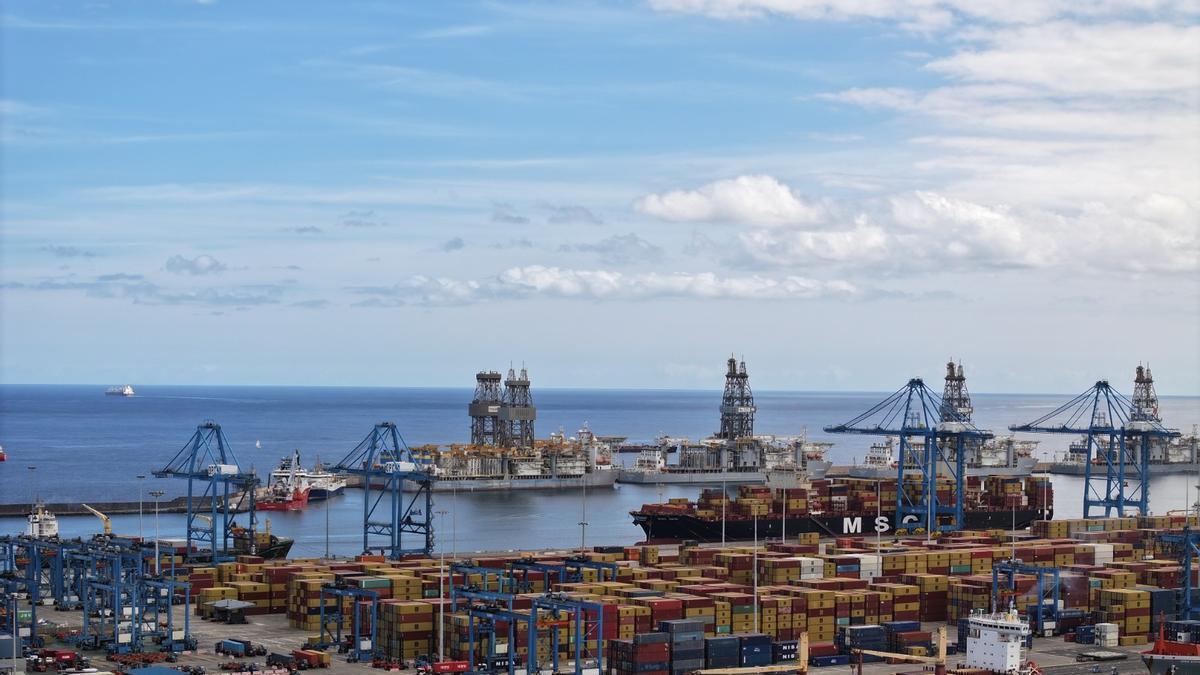 Vista del Puerto de Las Palmas con plataformas offshore al fondo