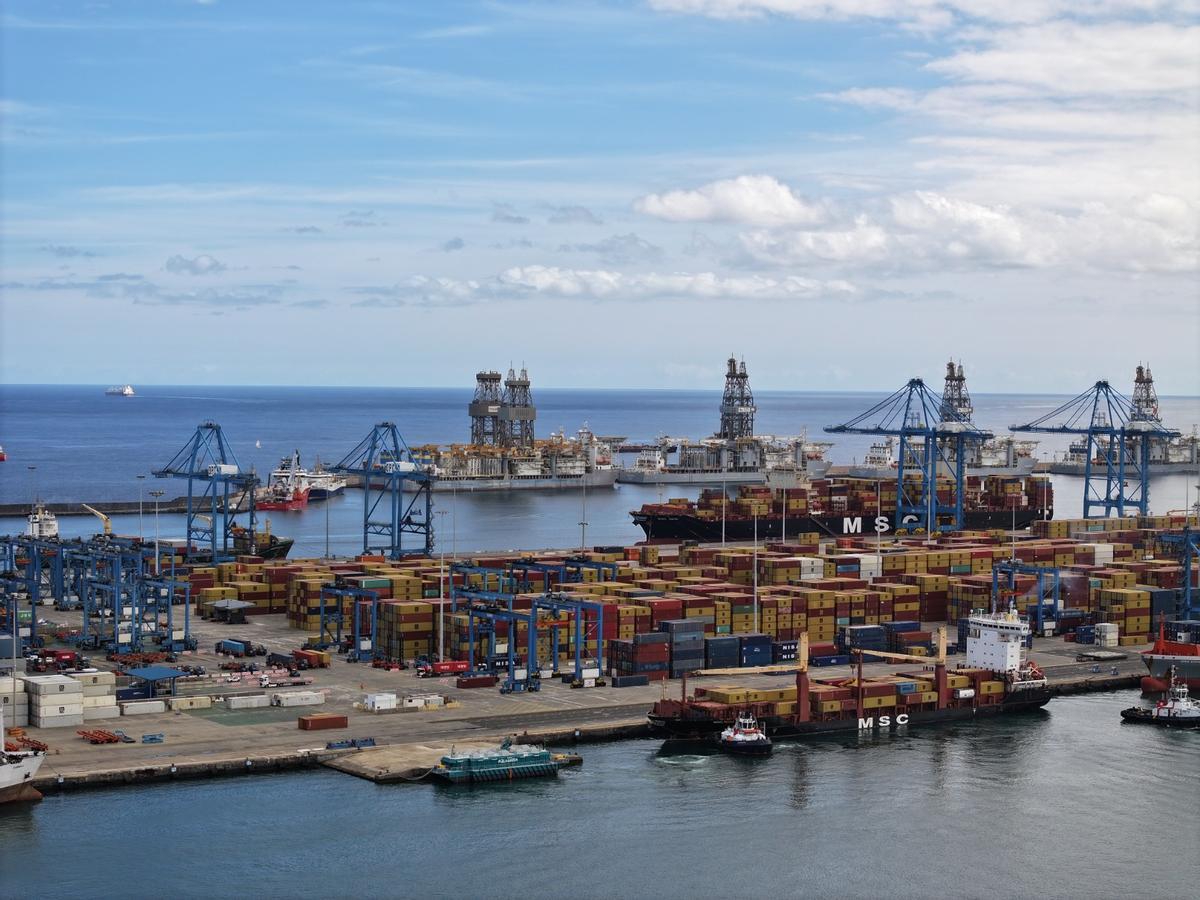 Vista del Puerto de Las Palmas con plataformas offshore al fondo