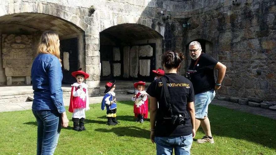 Nico y sus primos, disfrazados de mosqueteros, en la sesión fotográfica para el calendario.