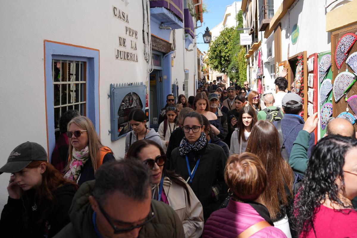 Córdoba. Ambiente de bulla y terrazas llenas el domingo de ramos