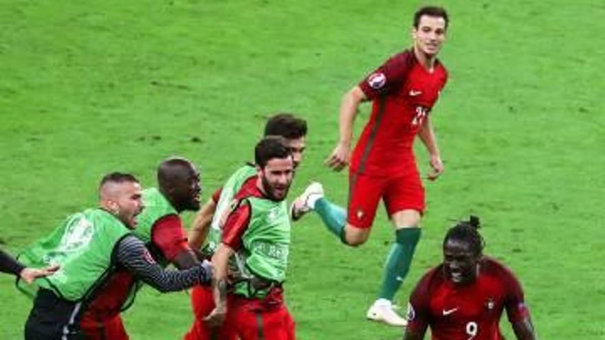 Éder y sus compañeros celebran el gol del triunfo portugués ante un abatido Griezmann.