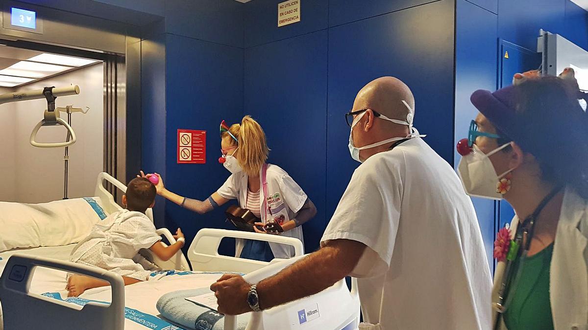 Las payasas de Sonrisa Médica con los niños del hospital.