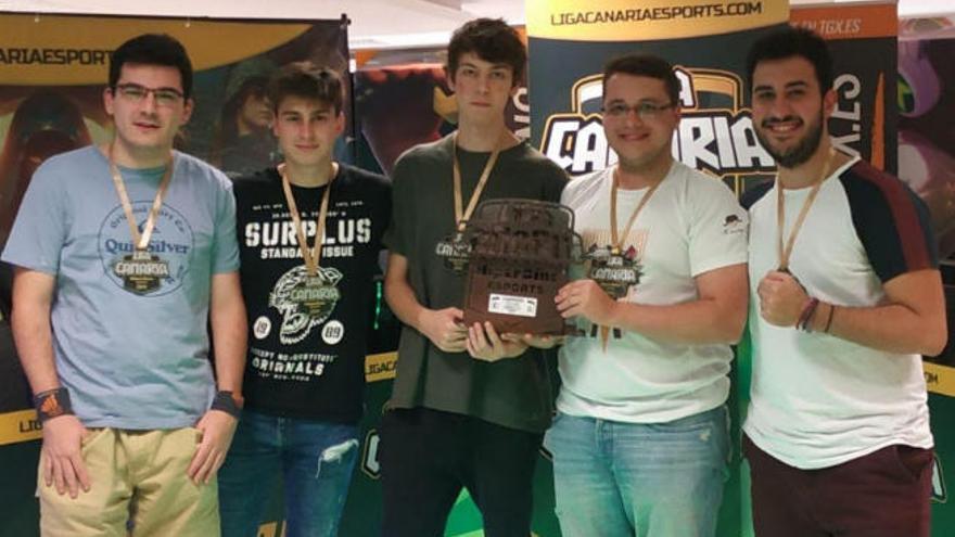 El equipo vencedor de League of Legends en la Liga Canaria de eSports HiperDino.