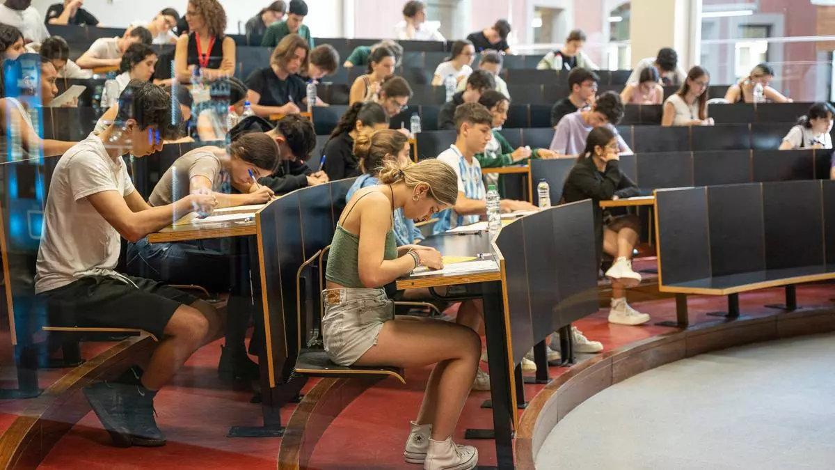 Un grupo de alumnos, durante los exámenes de selectividad.