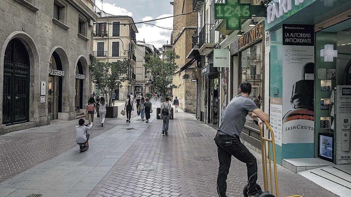 El sector lamenta la escasa afluencia de clientes en los principales ejes comerciales.